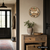 Wanduhr mit Holzrahmen und farbigen aufliegenden Zahlen auf cremefarbenem Zifferblatt, AMS