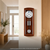 Holz-Wanduhr an der Wand, rundes Zifferblatt mit Pendelgewichten und seitlichen Gewichtsrohren
