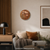 Runde LED-Wortuhr im Kupfer-Look mit Wortanzeige, an der Wand