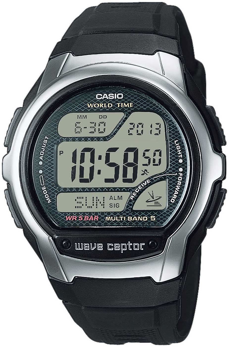Casio radiostyrd klocka med digital display, runt silverfärgat hölje och svart gummiarmband