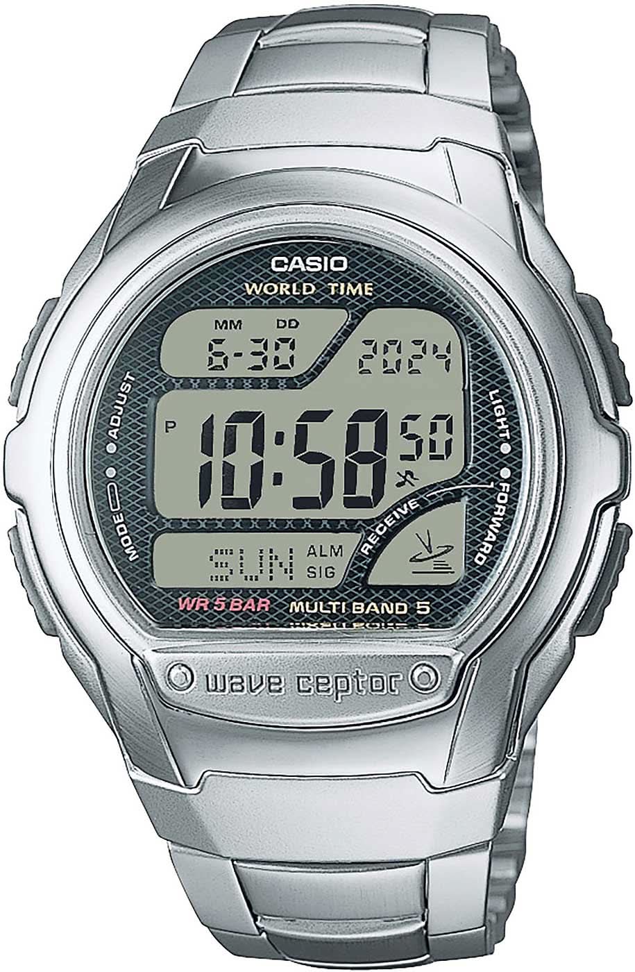 Casio radiostyrd klocka med silverfärgat metallarmband och rund digital display