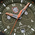 Herrklocka detaljer: orange visare, "LUMINOX"-logotyp och urtavla med 200 meters angivelse