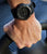 Armbandsur för herrar på handleden med svart urtavla och svart gummiband