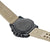 Herrklocka med beige textilarmband, svart boett och urtavla med siffror