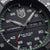 Närbild på urtavla: LUMINOX-logotyp, AUTOMATIC, FR/31 och skala upp till 200 meter; gröna accenter.