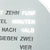 Närbild på LED-orddisplay med texten "TIO FEM" på metallfront