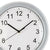 Nahaufnahme der Wanduhr: weißes Zifferblatt, schwarze Zahlen, schwarze Zeiger, silberner Rand