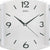 Nahaufnahme der Wanduhr: weißes Zifferblatt mit schwarzen Zahlen, Zeigern und Mineralglas.