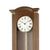 Nahansicht Wanduhr-Zifferblatt im Nussbaum-Gehäuse, Mineralglas und goldenes Pendel