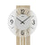 Wanduhr AMS mit großem weißen Zifferblatt, schwarzen Zahlen und Kreuz-Zeigern im Fokus.