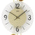 Nahansicht Wanduhr: weißes Zifferblatt, goldfarbene Zeiger, schwarze Ziffern