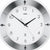 Nahaufnahme der Silber-Wanduhr: weißes Ziffernblatt mit schwarzen Zeigern und arabischen Ziffern