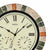 Outdoor-Wanduhr-Zifferblatt im Detail mit Skalen für Temperatur und Luftfeuchte, Mosaikrahmen