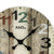 Nahaufnahme Wanduhr: bräunliches Ziffernblatt mit AMS, schwarzen Zeigern und Mineralglas