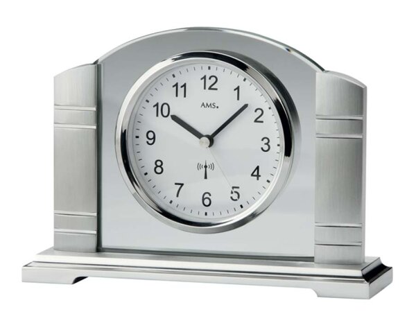 Radiostyrd bordsklocka modern diameter ca 10 cm - AMS Modell: 5142