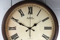 Radiostyrd väggklocka ljusbrun urtavla, metall - AMS Modell: 5977