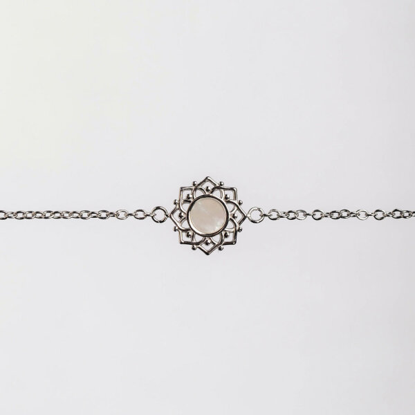 Composition armband med vit pärlemorhänge - Holzkern Modell: Jewelry