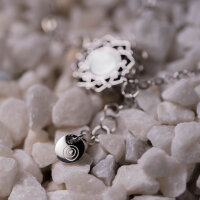 Composition armband med vit pärlemorhänge - Holzkern Modell: Jewelry