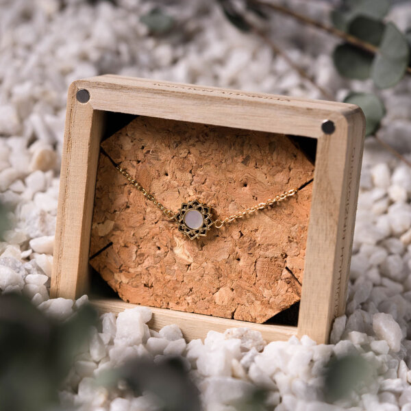 Composition armband med vitt pärlemorhänge - Holzkern Modell: Jewelry