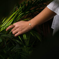 Composition armband med vitt pärlemorhänge - Holzkern Modell: Jewelry