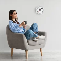 Mondaine Wanduhr Modell: A990.CLOCK.10SBB mit weißem Alugehäuse