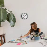 Mondaine Wanduhr Modell: A990.CLOCK.12SBB mit schwarzem Alugehäuse