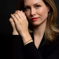 Guldpläterat armband med ädelstenar och rostfritt stållås - Rebel&Rose modell: RR-30001-G-S