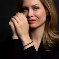 Armband med svarta och guldiga ädelstenar med...