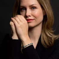 Armband av ädelstenar i olika blå toner och...