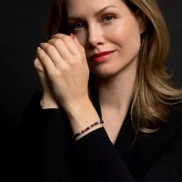 Armband av ädelstenar i lila, violett och guld med...