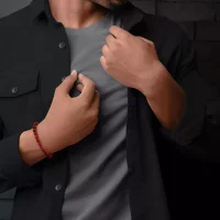 Armband med 8 mm stora röda ädelstenar med...