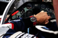 Herrklocka svart med rött silikonarmband - Vostok Europe Modell: VK68-592C775